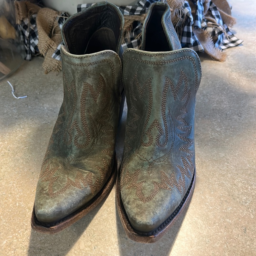Women’s Ariat Dixon Western bootie size 9B